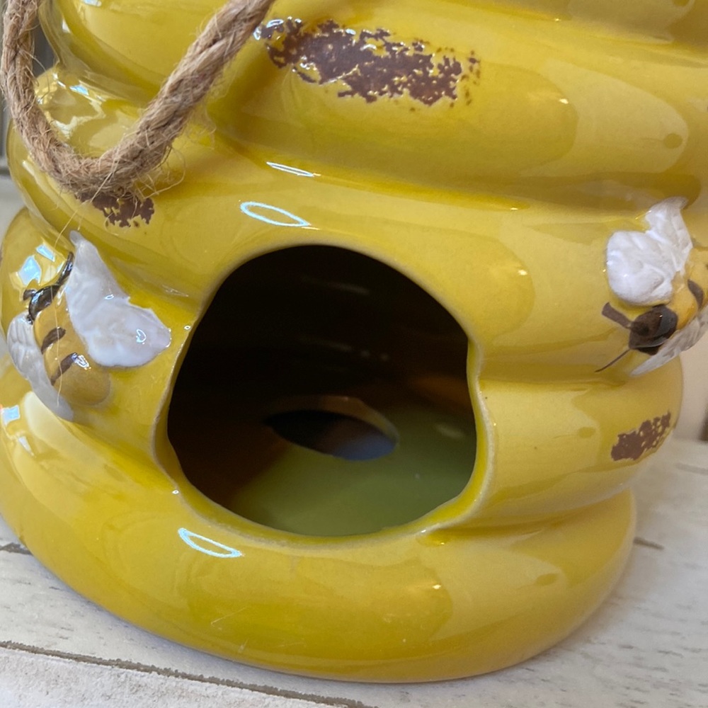 NEW! Cottage Farmhouse Distressed Bumblebee Queen Bee Beehive Ceramic Birdhouse - Picture 6 of 9